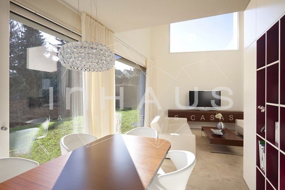 Casa minimalista con salon doble altura diseño somosaguas. casas ... Diseños techos minimalistas