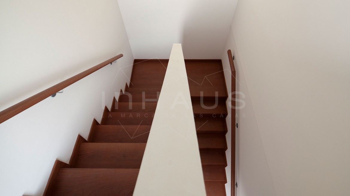 casa-cugat-escalera-minimalista