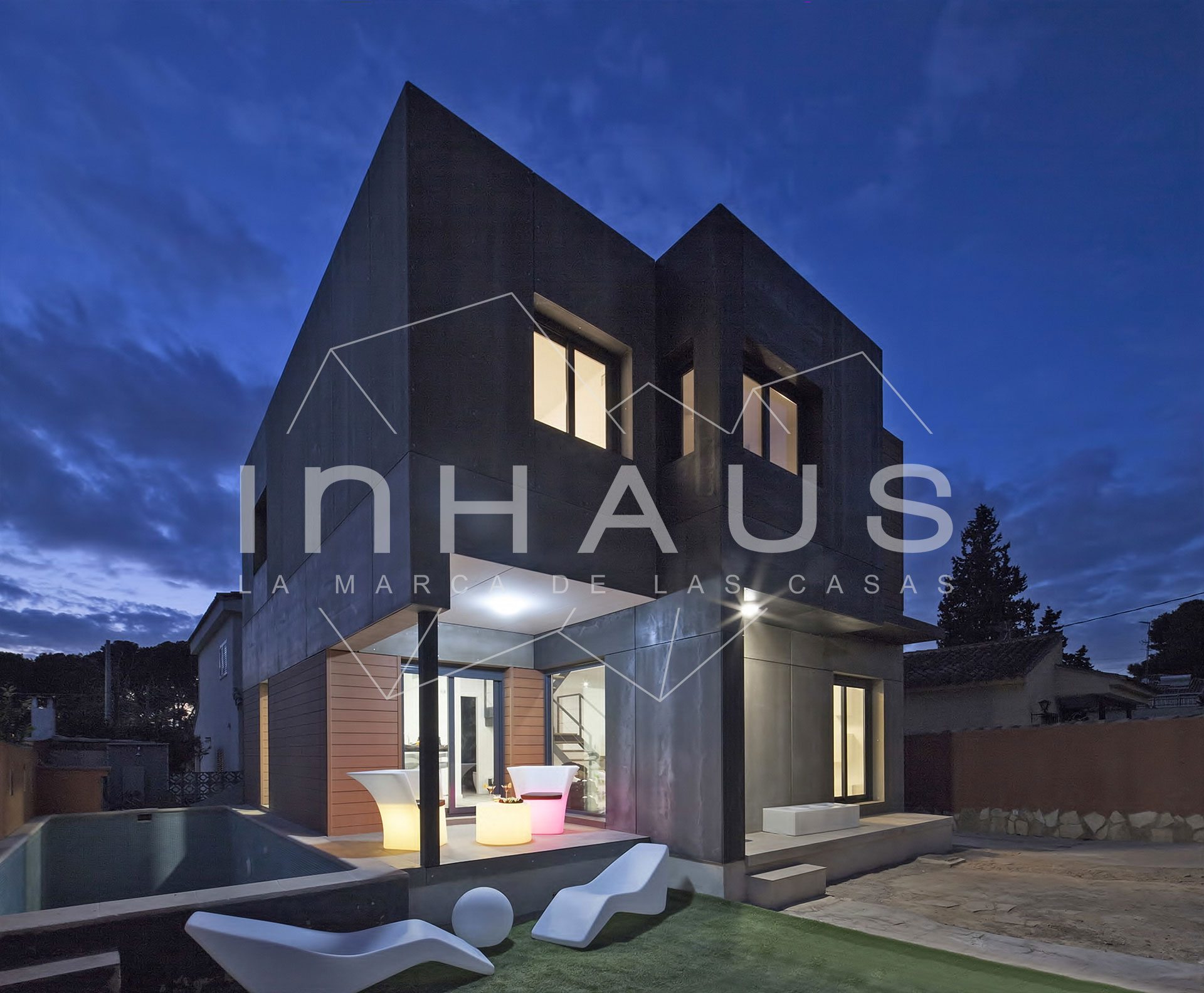 exterior-piscina-noche-casas-modulares-inhaus