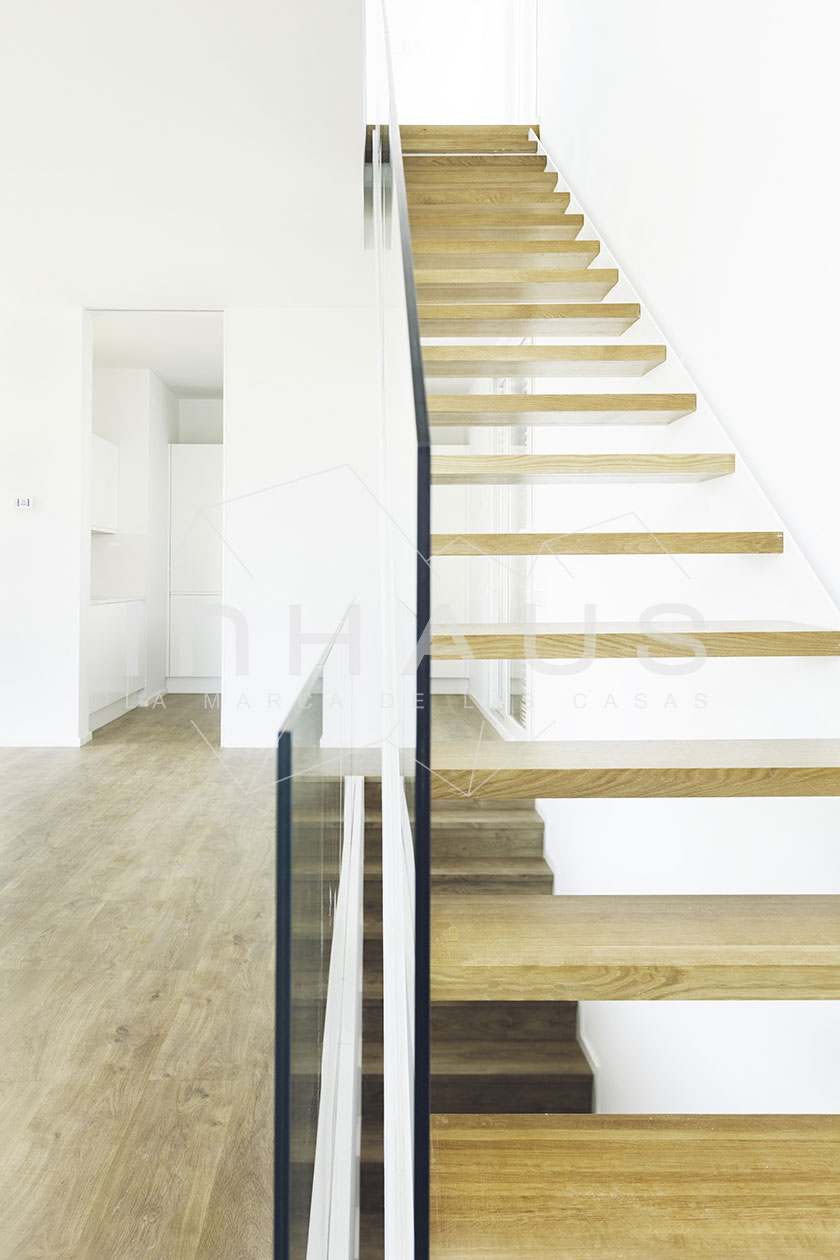 escalera-madera-barandilla-vidrio-suelo-tarima-casas-modulares-inhaus