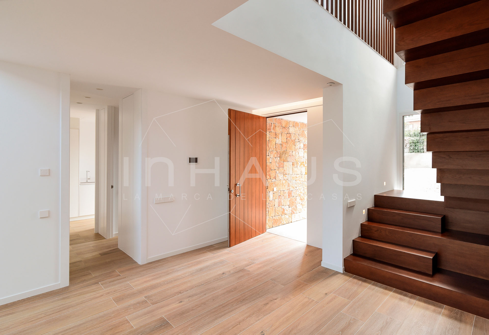escalera-madera-natural-casa-prefabricada-hormigon-inhaus