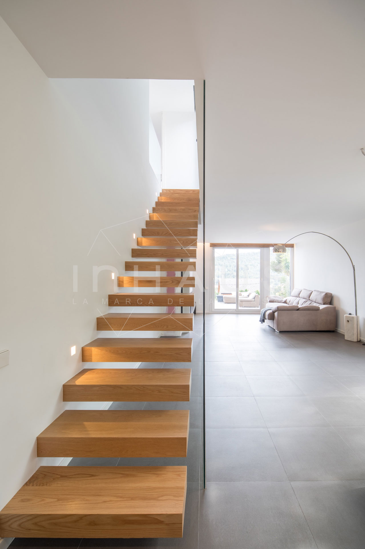 escalera-japonesa-madera-barandilla-vidrio-casas-inhaus