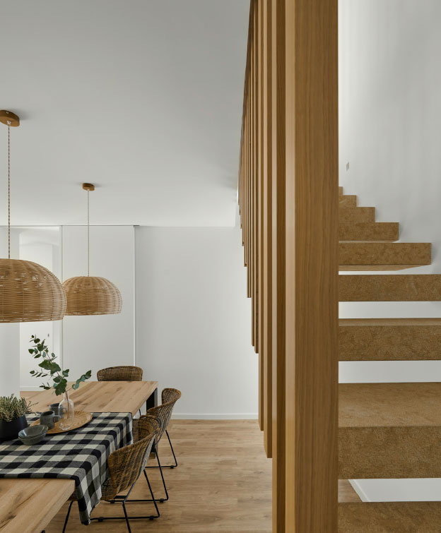 escalera-con-listones-de-madera-estilo-mediterraneo