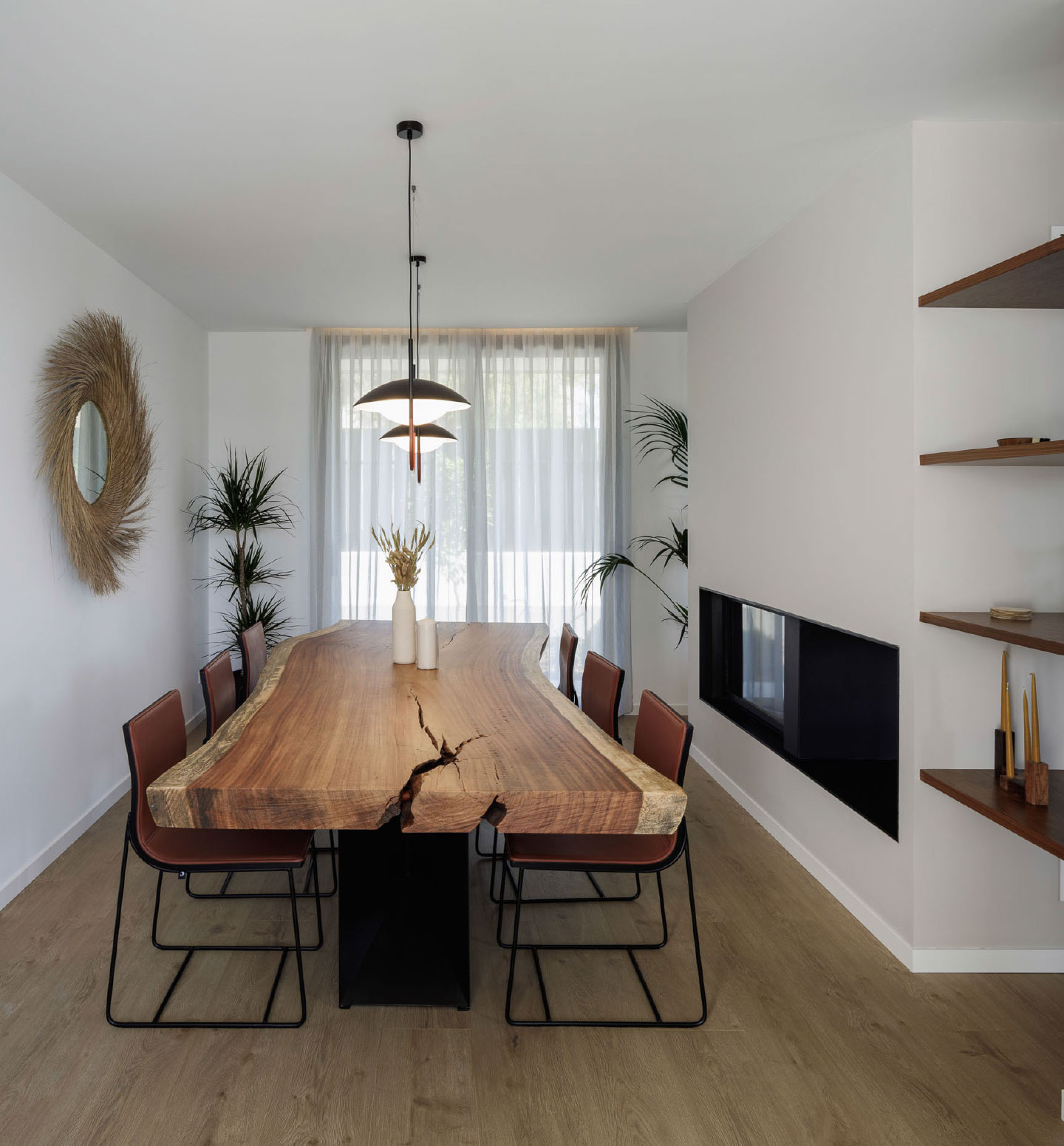 mesa-de-comedor-a-medida-de-madera-natural-maciza-interiorismo-a-medida-casas-inhaus