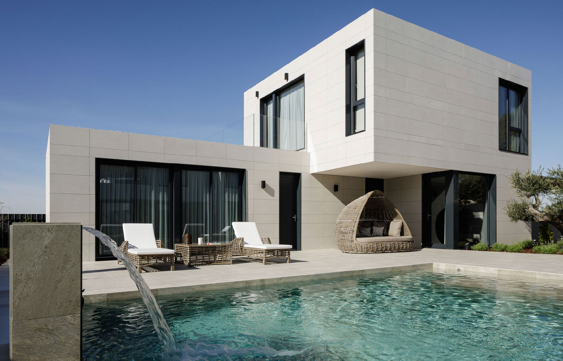 casa-moderna-con-piscina-y-patio