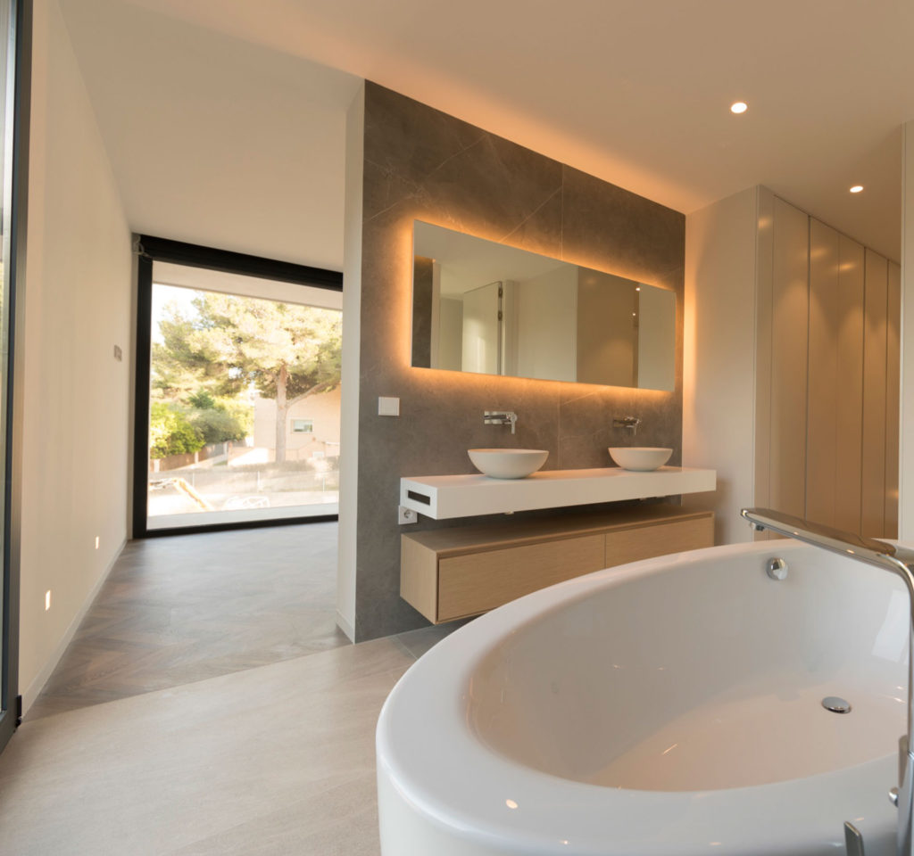 Casas de lujo inHAUS: baño en suite con acceso a vestidor