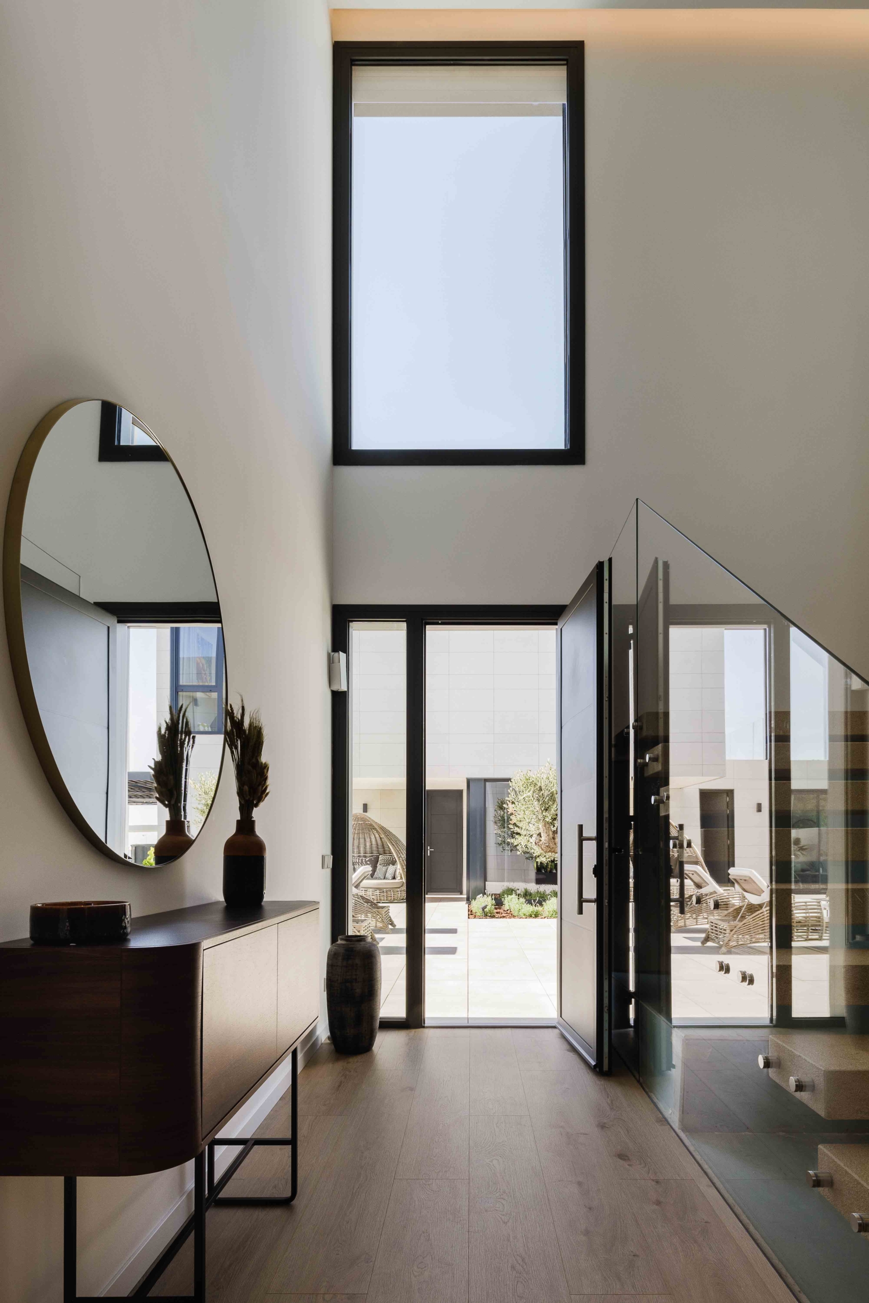 Interiorismo entrada y acceso a casa de lujo modular