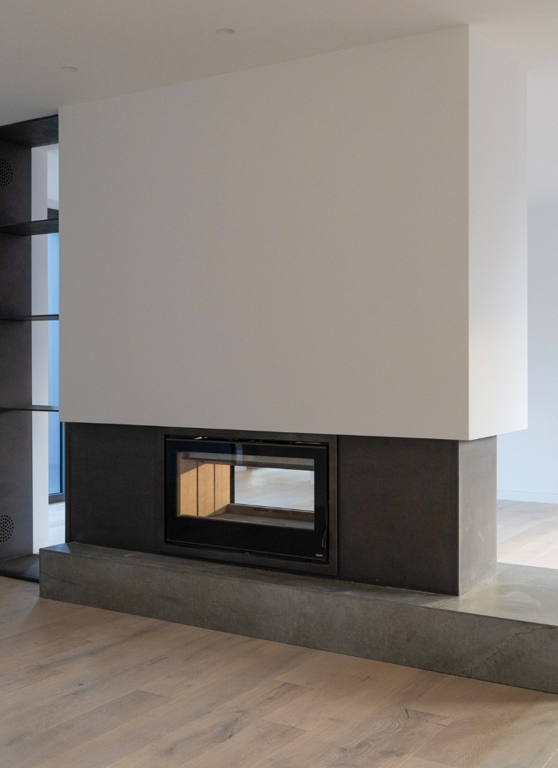 Casa modular a medida en San Cugat chimenea separador salón