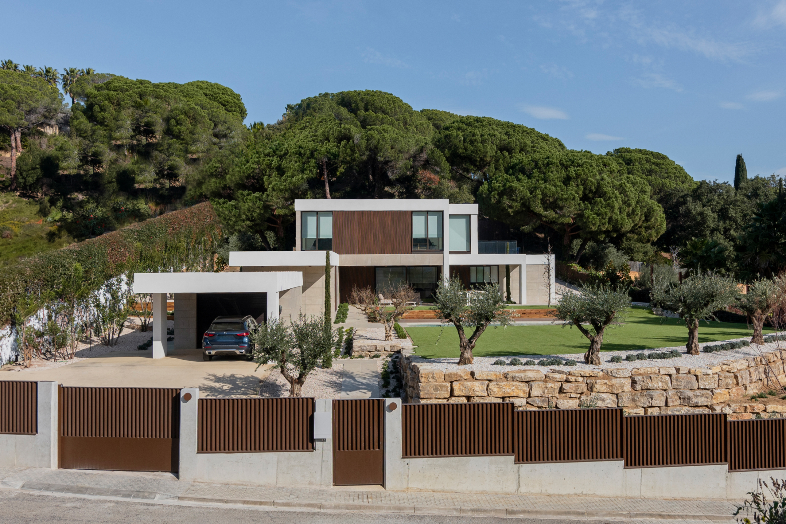 Vista exterior a fachada de casa modular de lujo construida en Barcelona