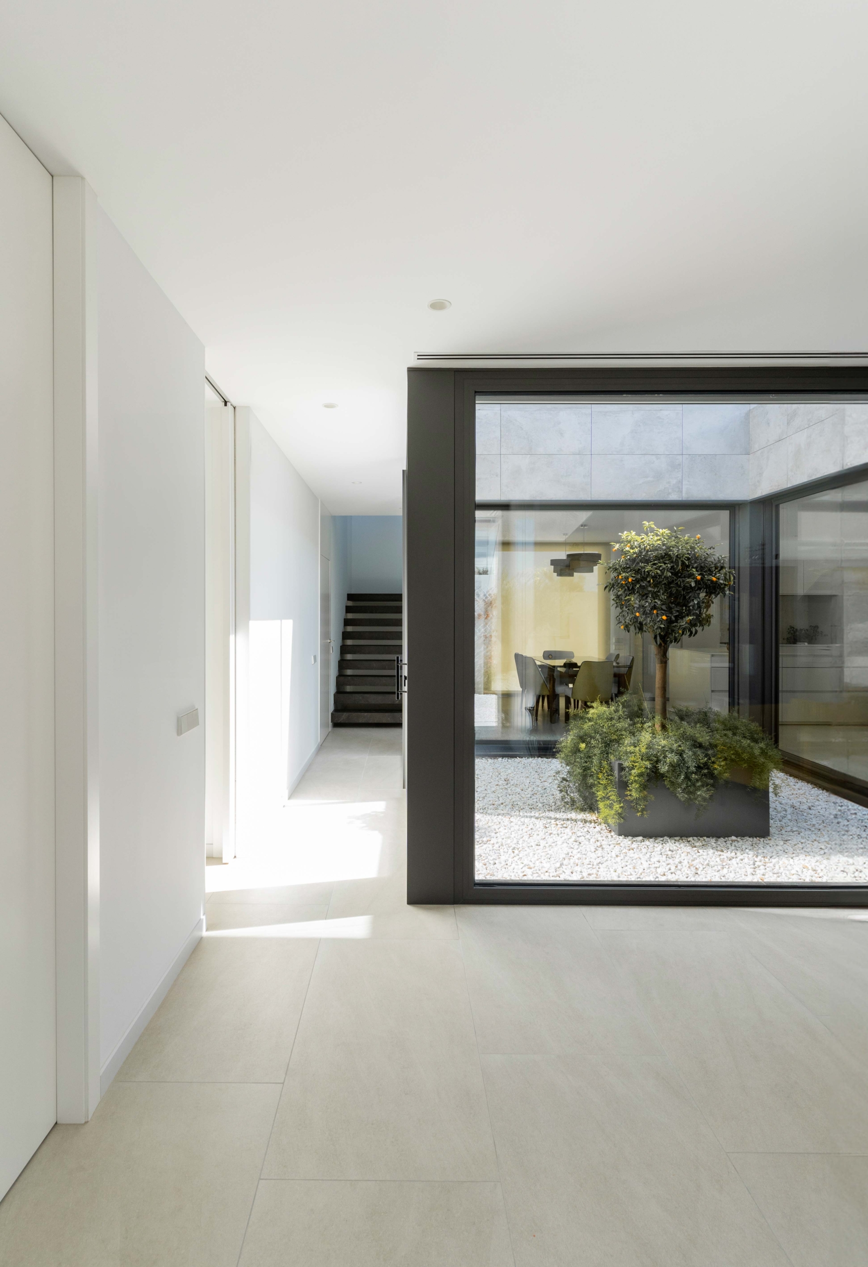 Patio interior privado en casa prefabricada en Madrid