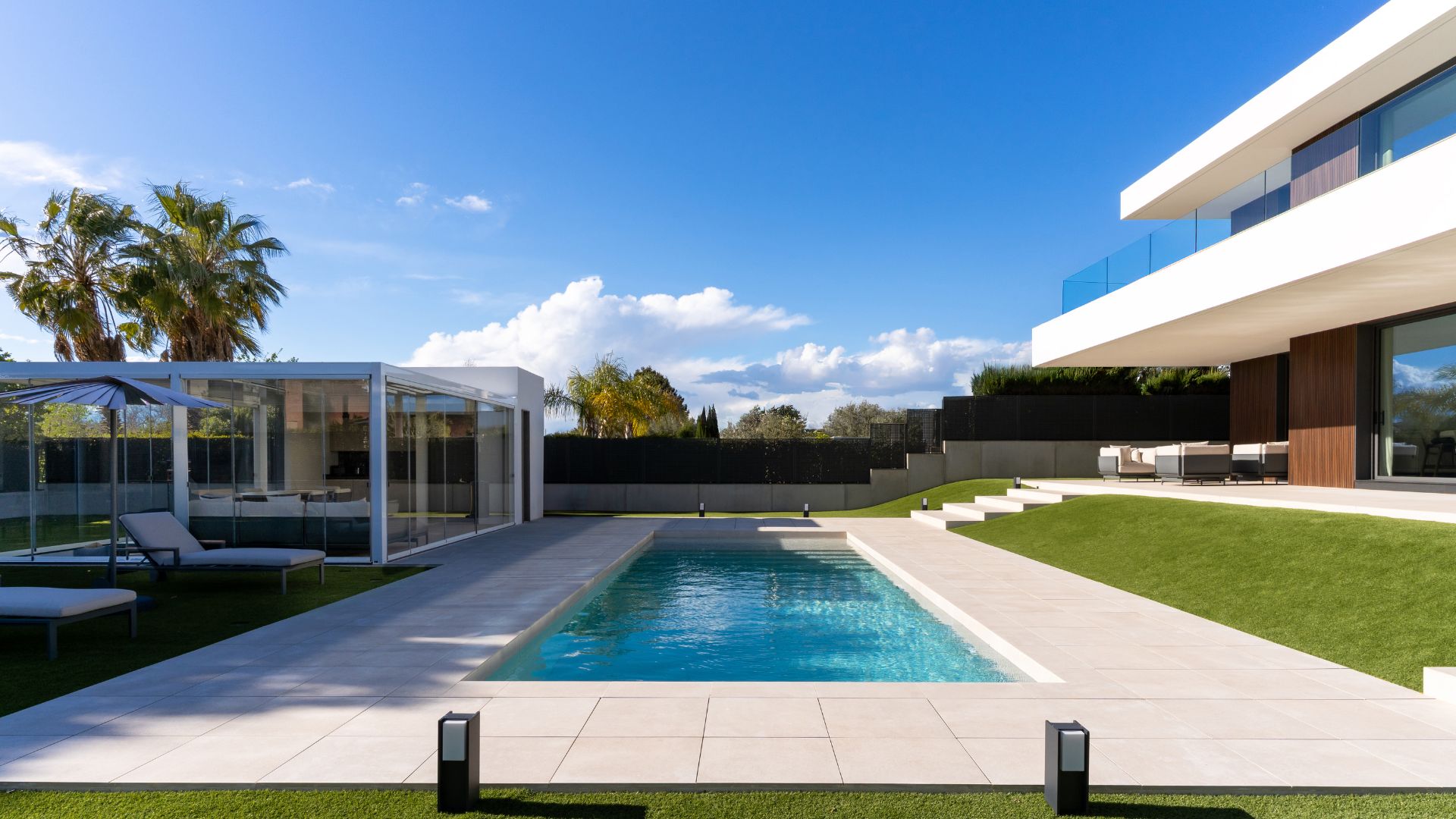 Piscina y pérgola en jardín privado casa de lujo