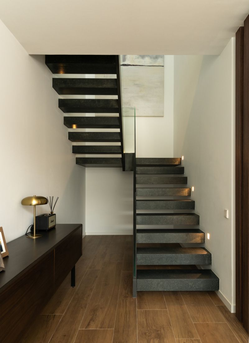 Escaleras piedra oscura en casa de lujo