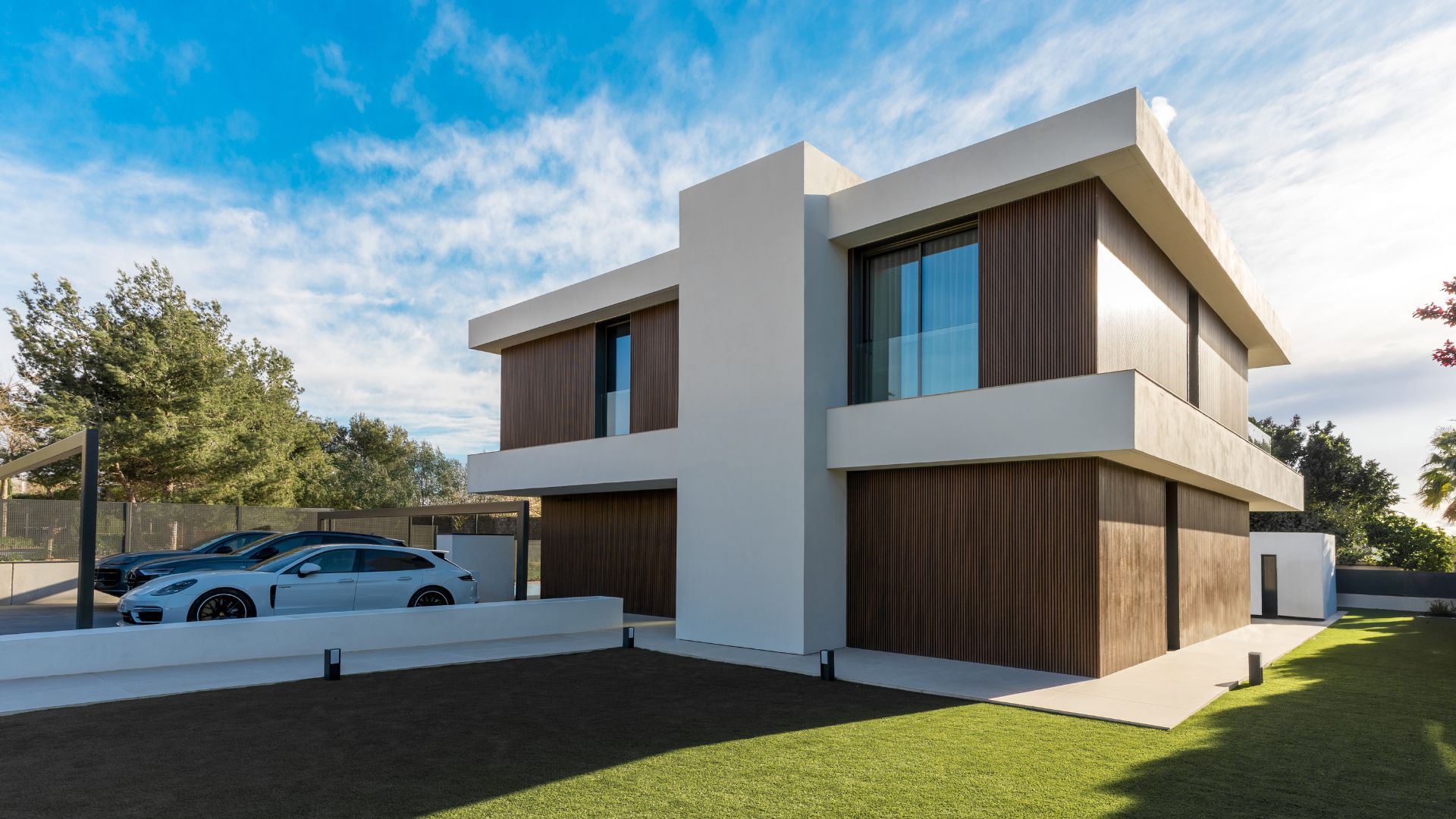 Garaje y entrada madera tecnológica casa de lujo en Bétera