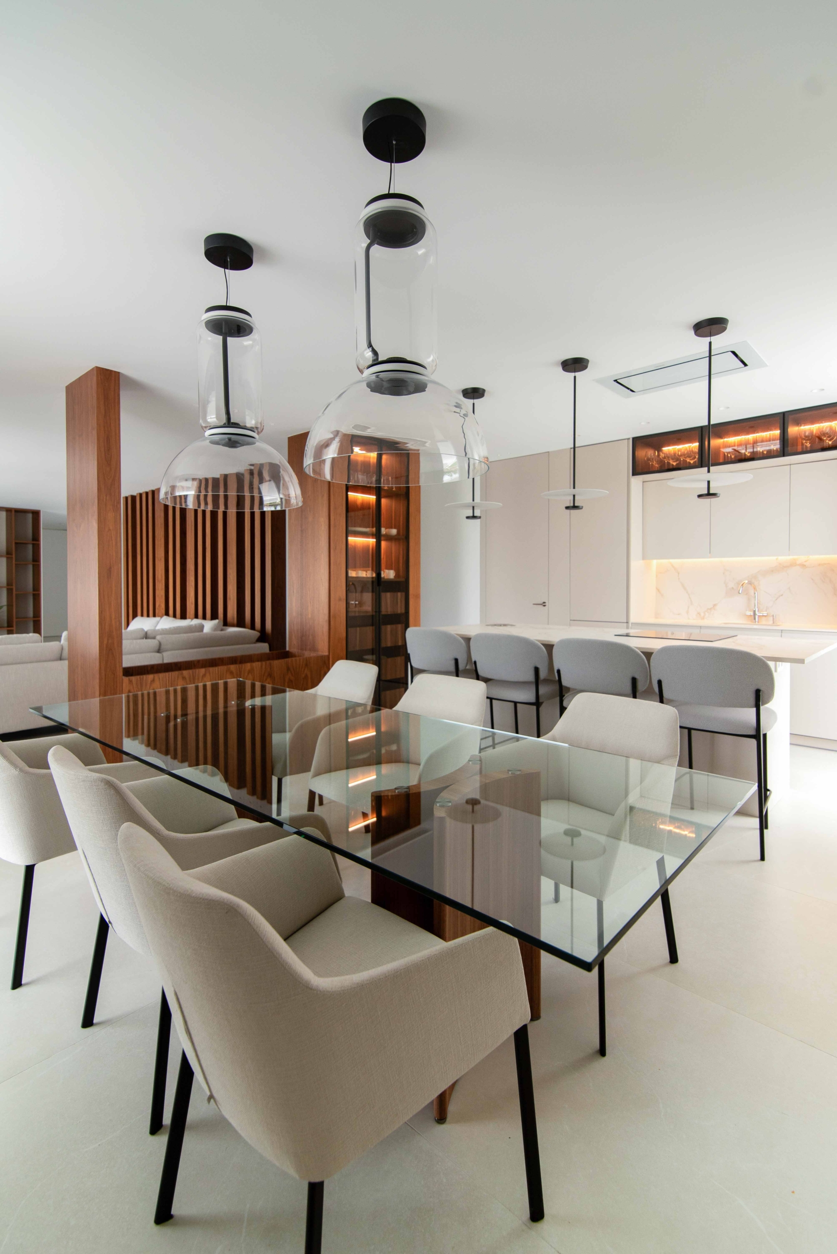 Casa modular de lujo en Valencia, vista salón-comedor con detalles de madera tecnológica