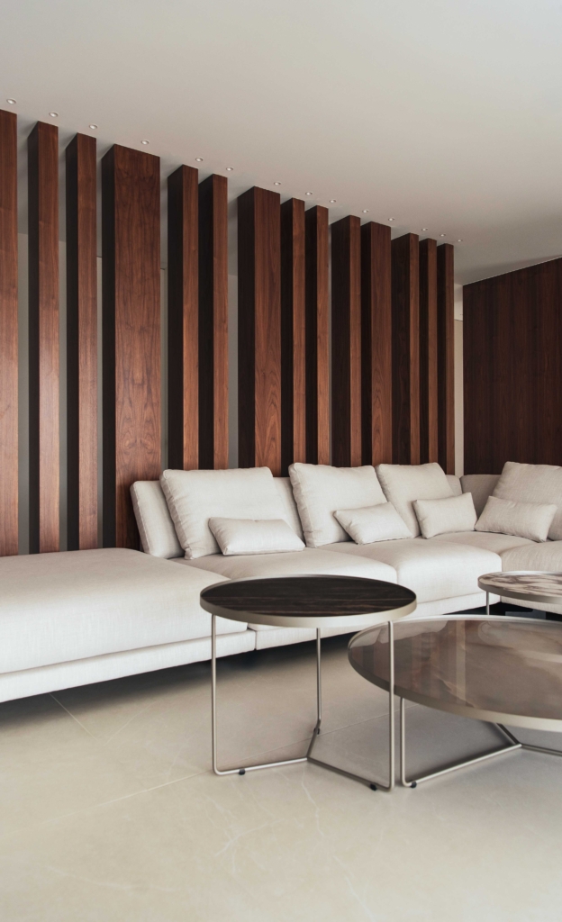 Casa modular de lujo en Valencia, interiorismo vista salón con madera tecnológica