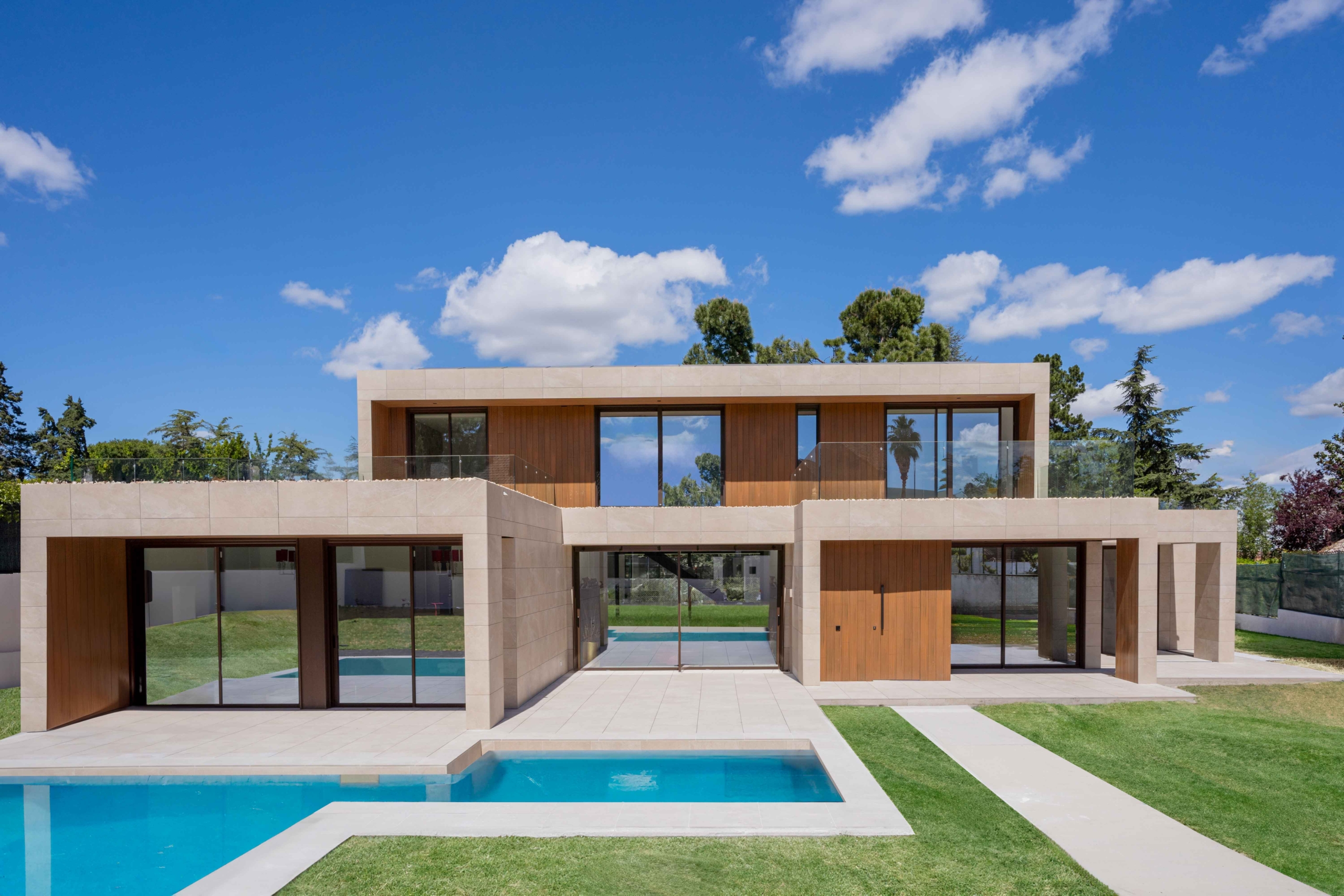 Fachada revestimiento porcelánico y madera tecnológica vista frontal casa modular moderna