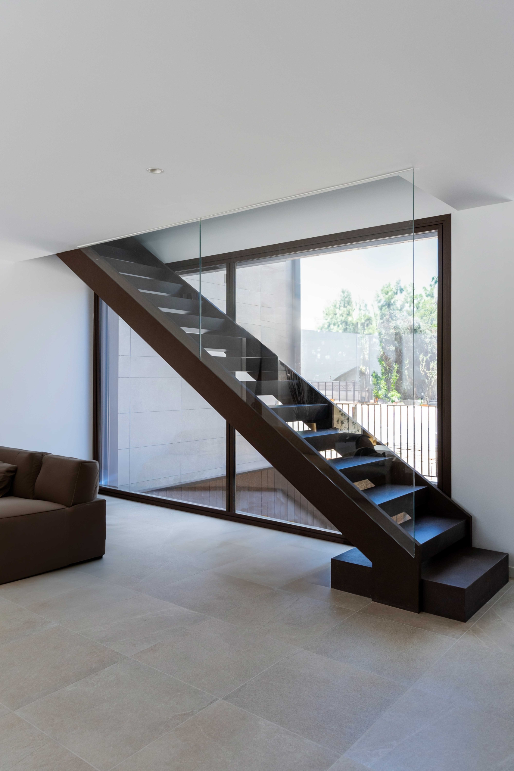 Diseño de interior moderno en casa de lujo, escaleras centradas voladas