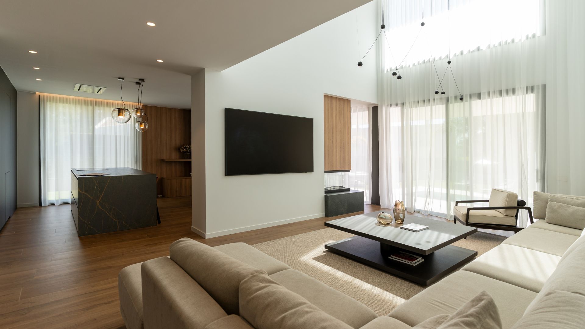 Interiorismo salón y cocina office casa de lujo