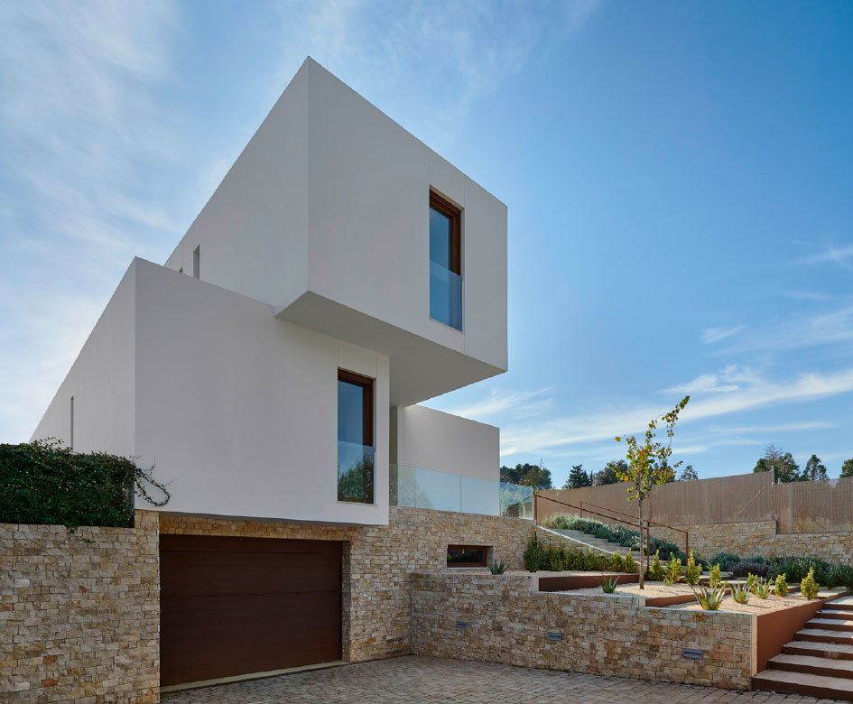 Casa moderna modular en Barcelona con desnivel en terreno - estudio geotécnico y topográfico