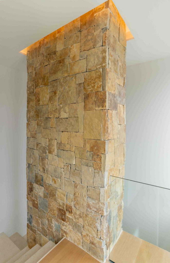 Pared de piedra natural con foseado iluminado con led en casa de lujo