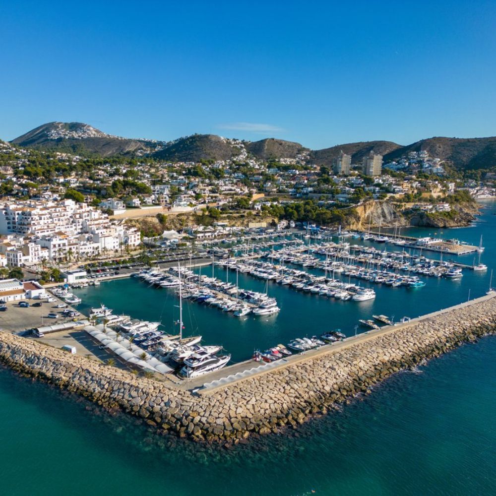 Vista aérea puerto con barcos de Altea en Alicante