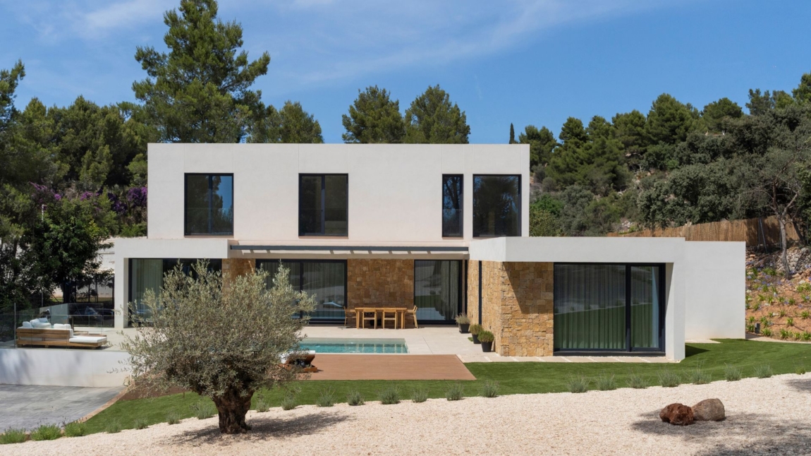 Fachada de piedra y monocapa blanco en casa modular de lujo Mallorca