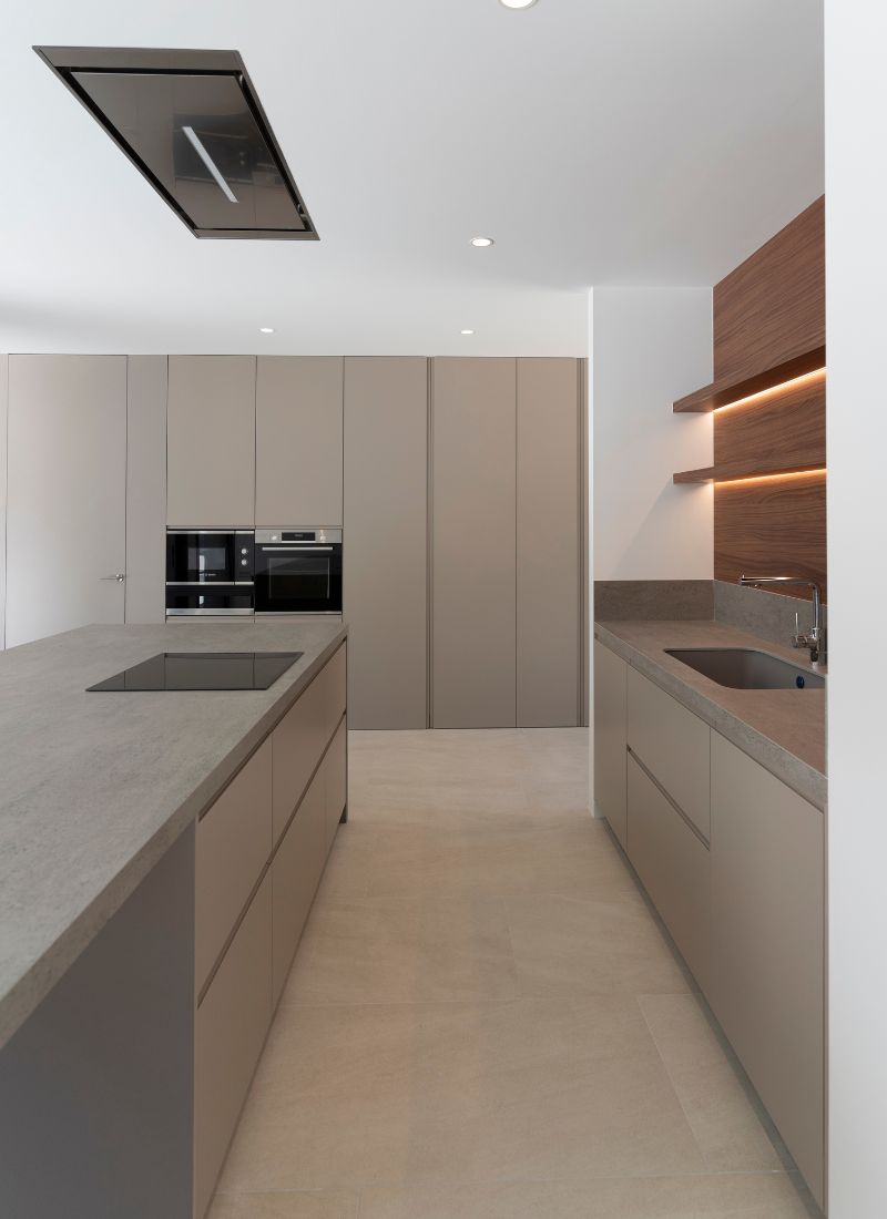 Cocina de lujo iluminada con luz led en casa en forma de L en Madrid