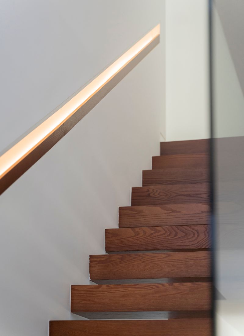 Iluminación led en foseado de escalera de madera