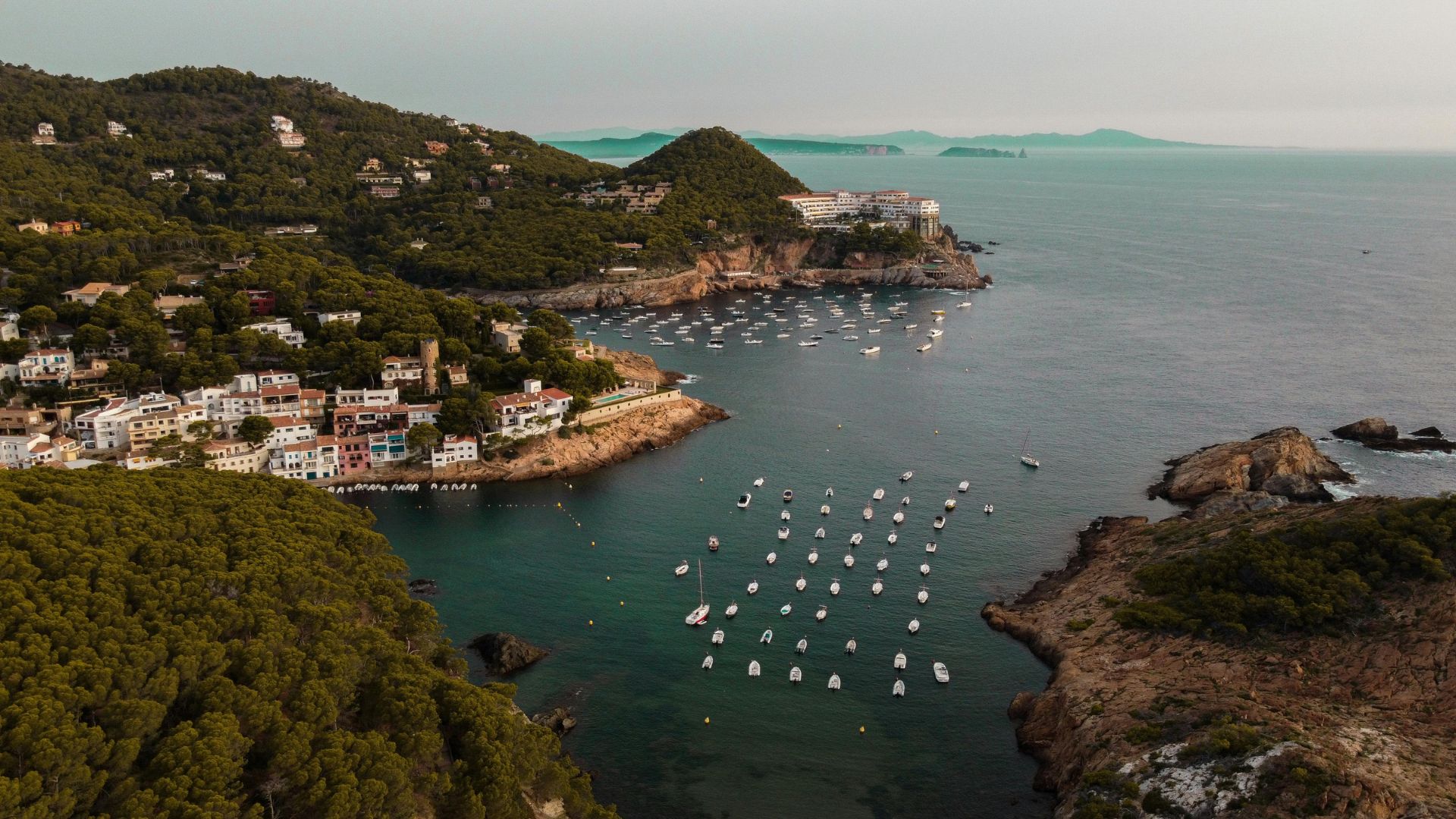 Vista aérea mar y barcos en Costa Brava España