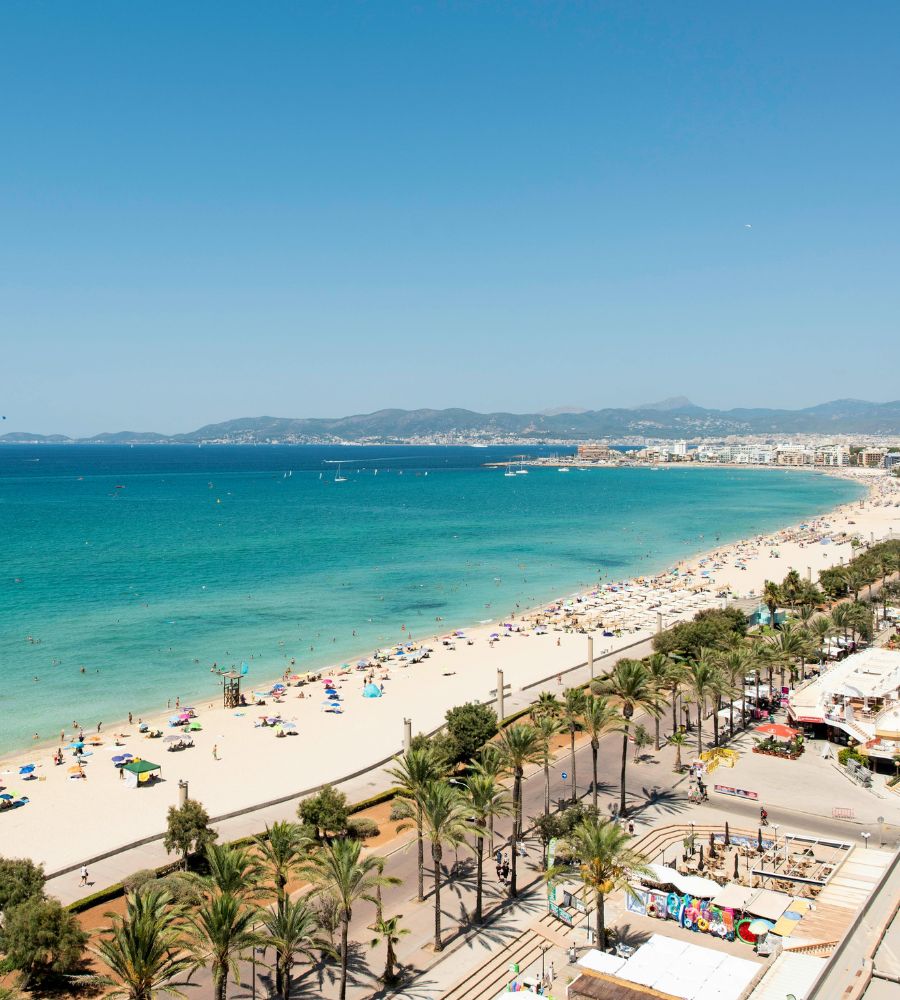 Mejores lugares para vivir en la costa de España: vista aérea de la costa de Baleares (Binibeca)