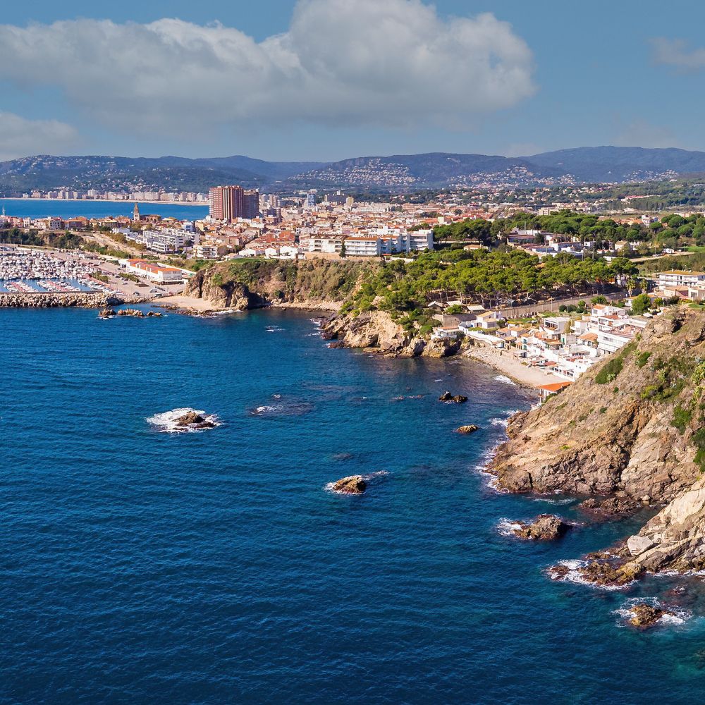 Vista aérea de mar, barcos y piedra de Costa Brava