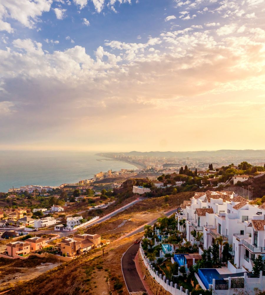 Vista aérea playa y mar con pueblos blancos en de Costa del sol en Andalucía