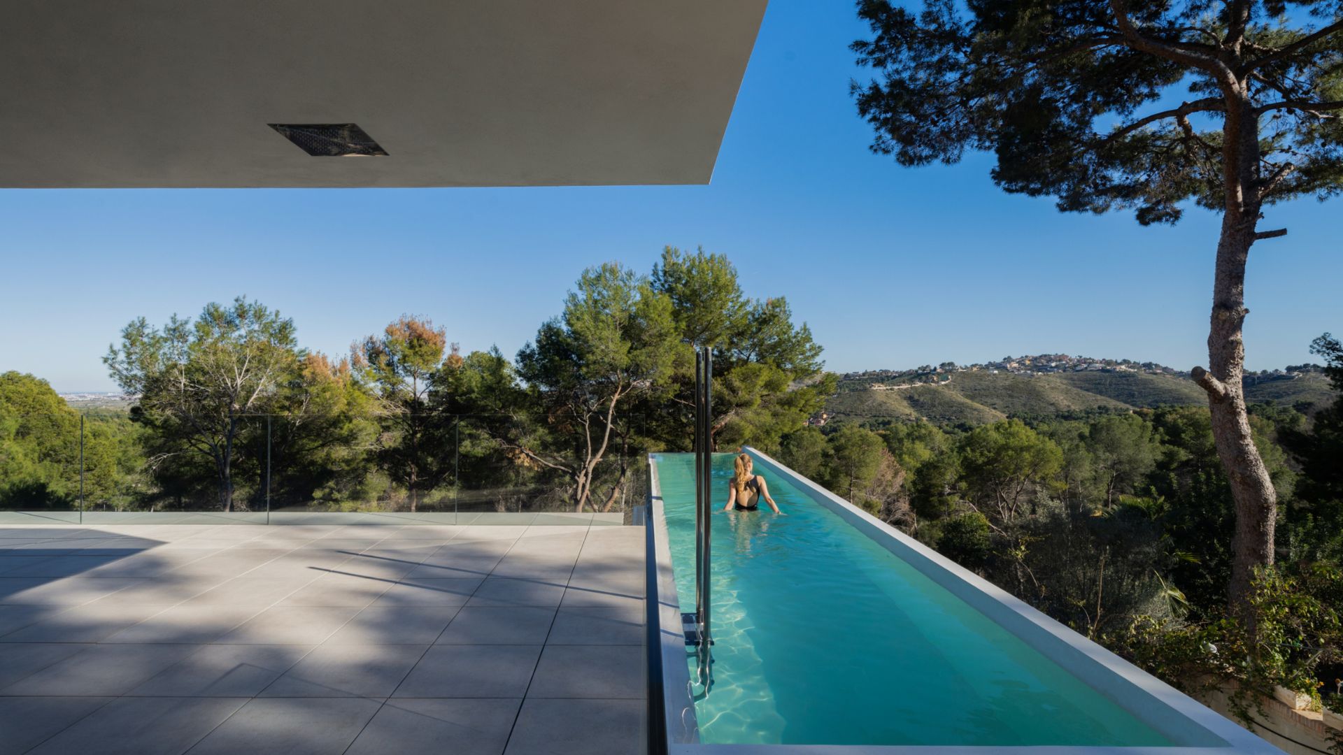 Piscina en voladizo en una casa modular de lujo en El Bosque, Valencia