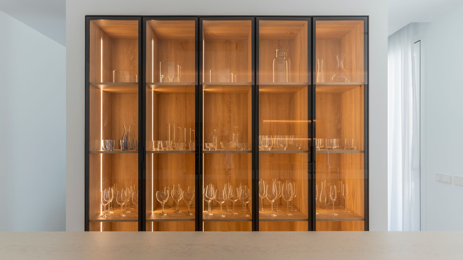Vitrina con vinoteca en muro divisor interior casa modular