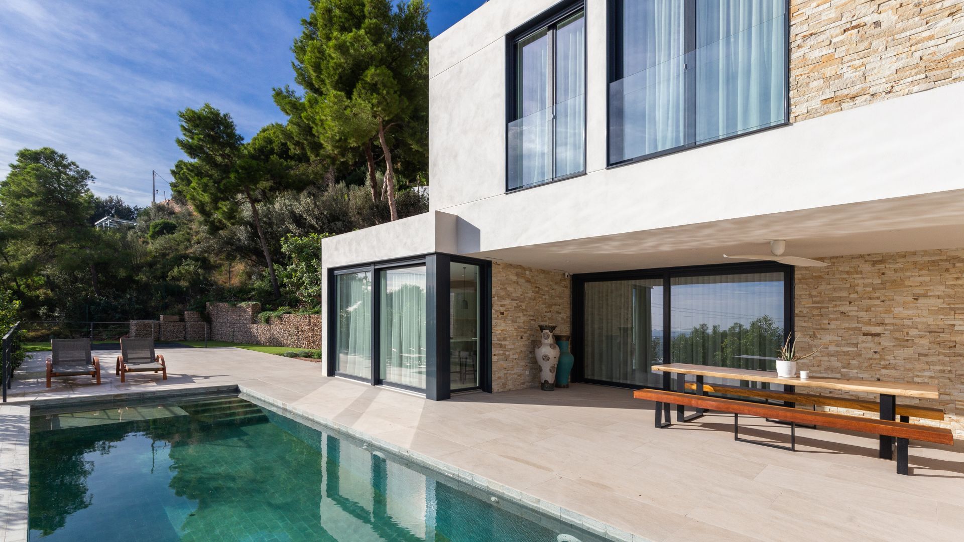 villa de lujo con fachada en piedra natural en residencial Monte Picayo, mejores sitios para vivir en la costa