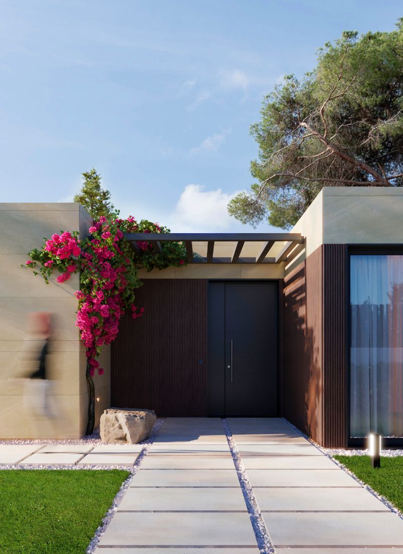 entrada con puerta de madera en una casa prefabricada en Valencia