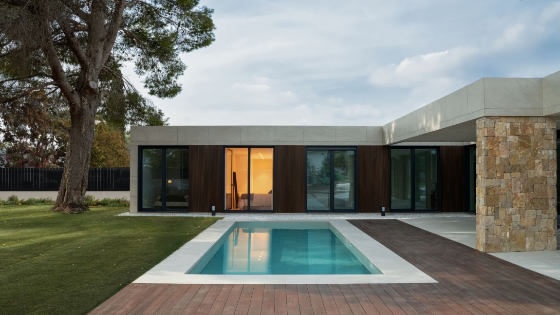 Casa prefabricada Valencia madera tecnológica y piedra natural