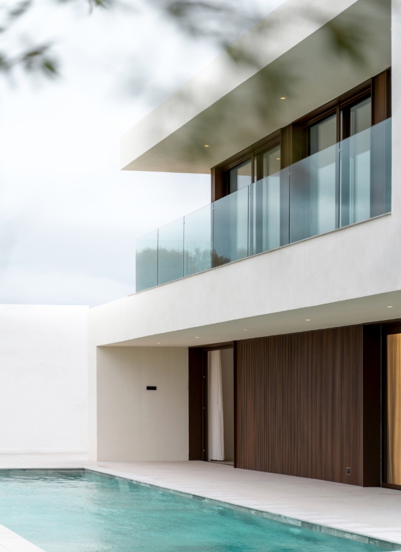 Piscina en casa modular modelo Tiana inHAUS en Mallorca