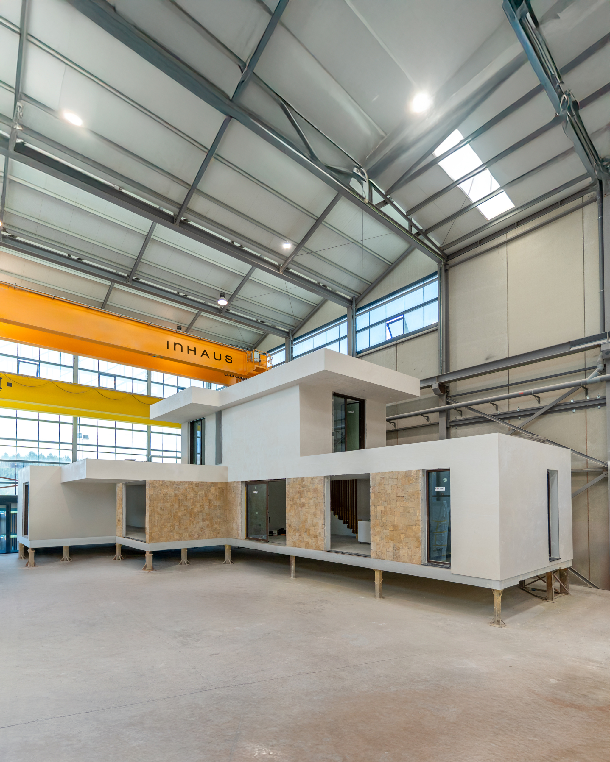 Casa modular dentro de fábrica construyéndose