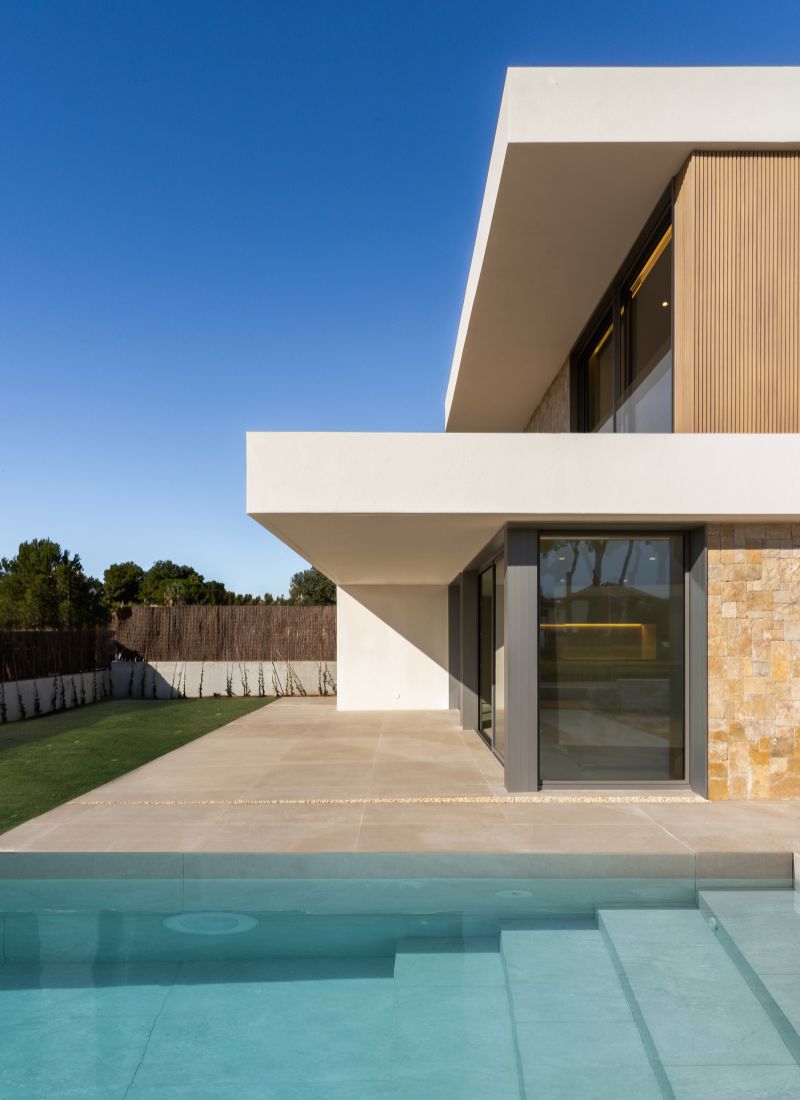 Fachada casa modular con piedra natural y madera