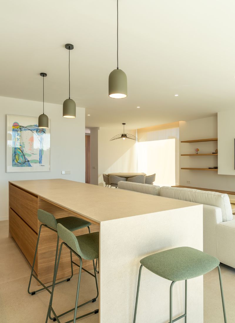 Cocina con isla en tonalidades claras