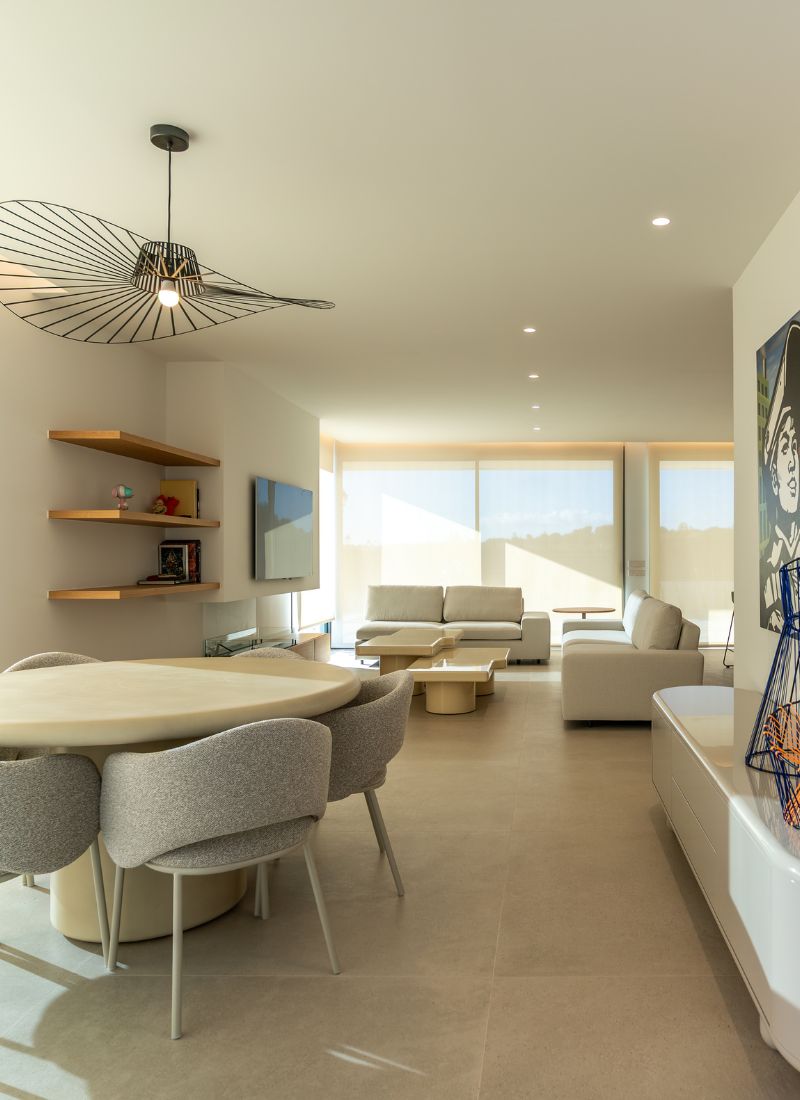 Interiorismo salón comedor con grandes ventanales