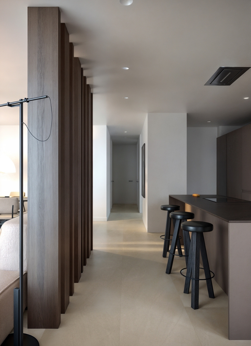 Salón comedor separado de la cocina mediante columnas divisorias