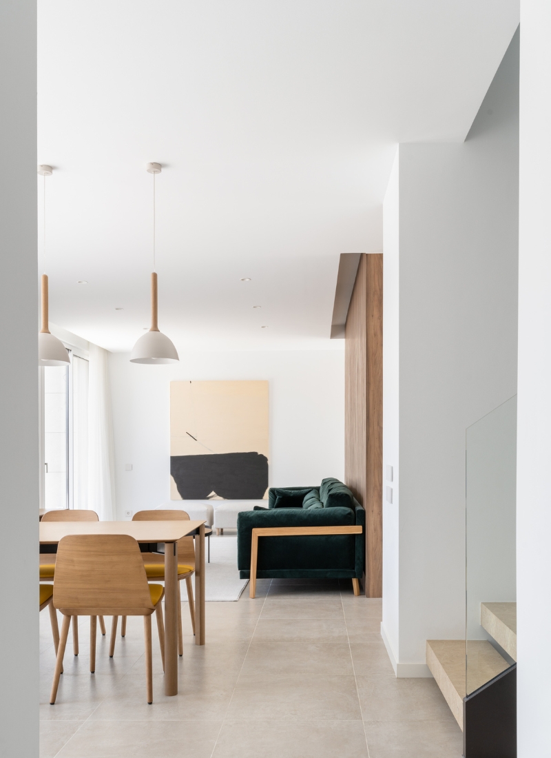 Salón comedor minimalista en tonalidades claras