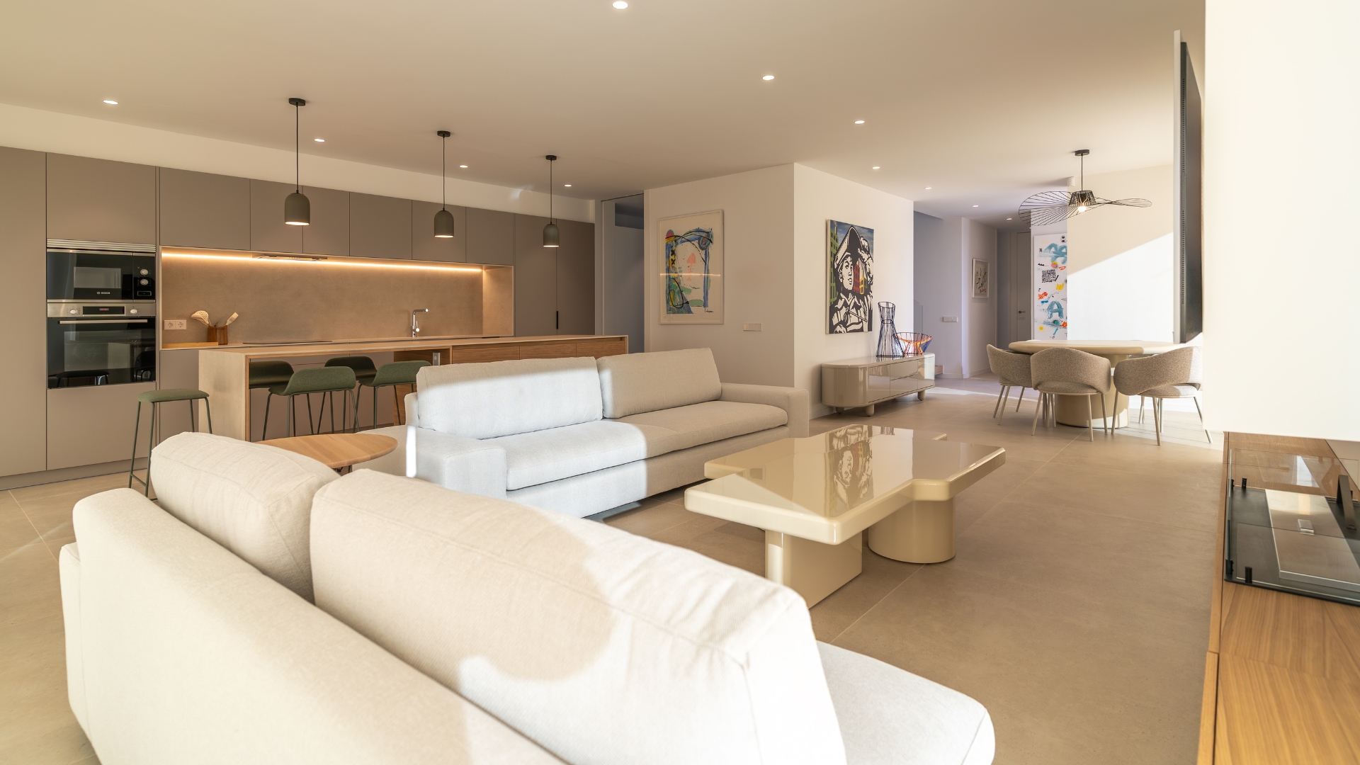 Salón comedor con sofá blanco