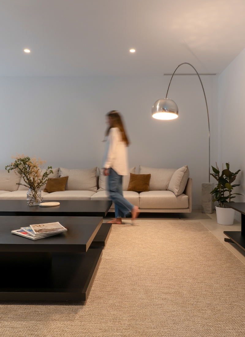 Interiorismo de un salón con lámpara de araña