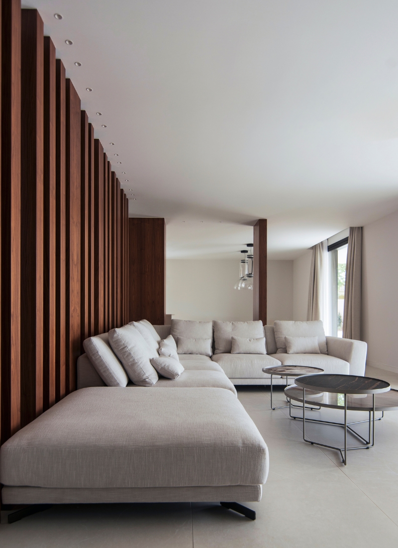 Salón con muro divisorio en columnas de madera