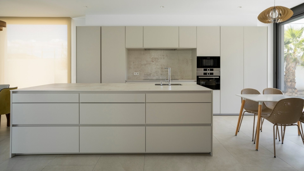 Cocina abierta al salón con isla