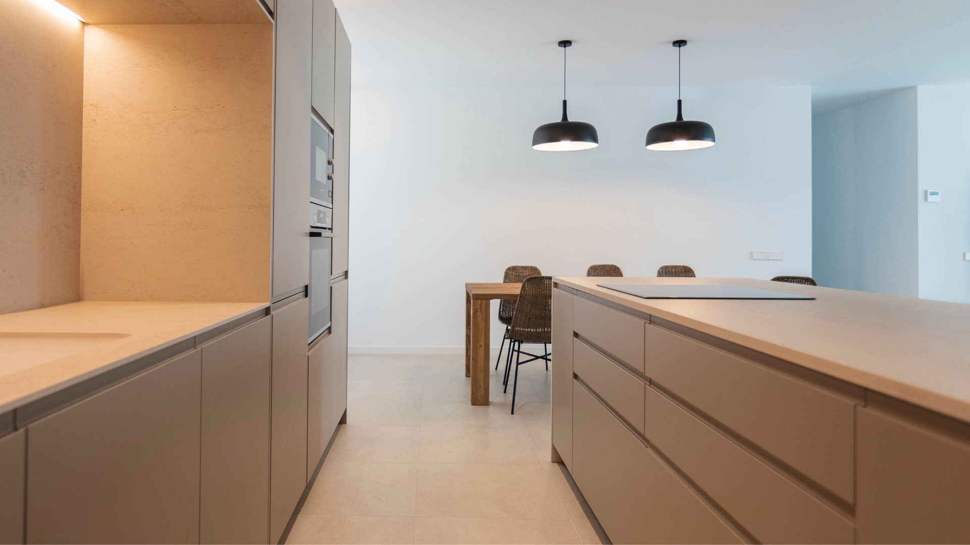 Cocina abierta al salón de diseño moderno