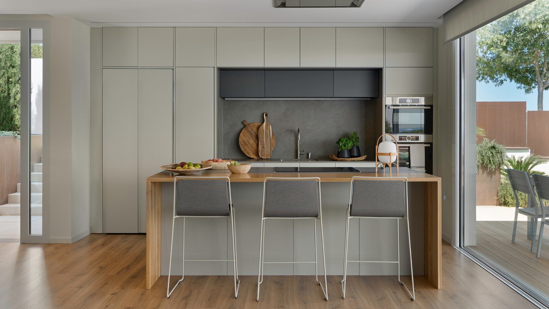 Cocina con isla abierta al exterior en casa modular